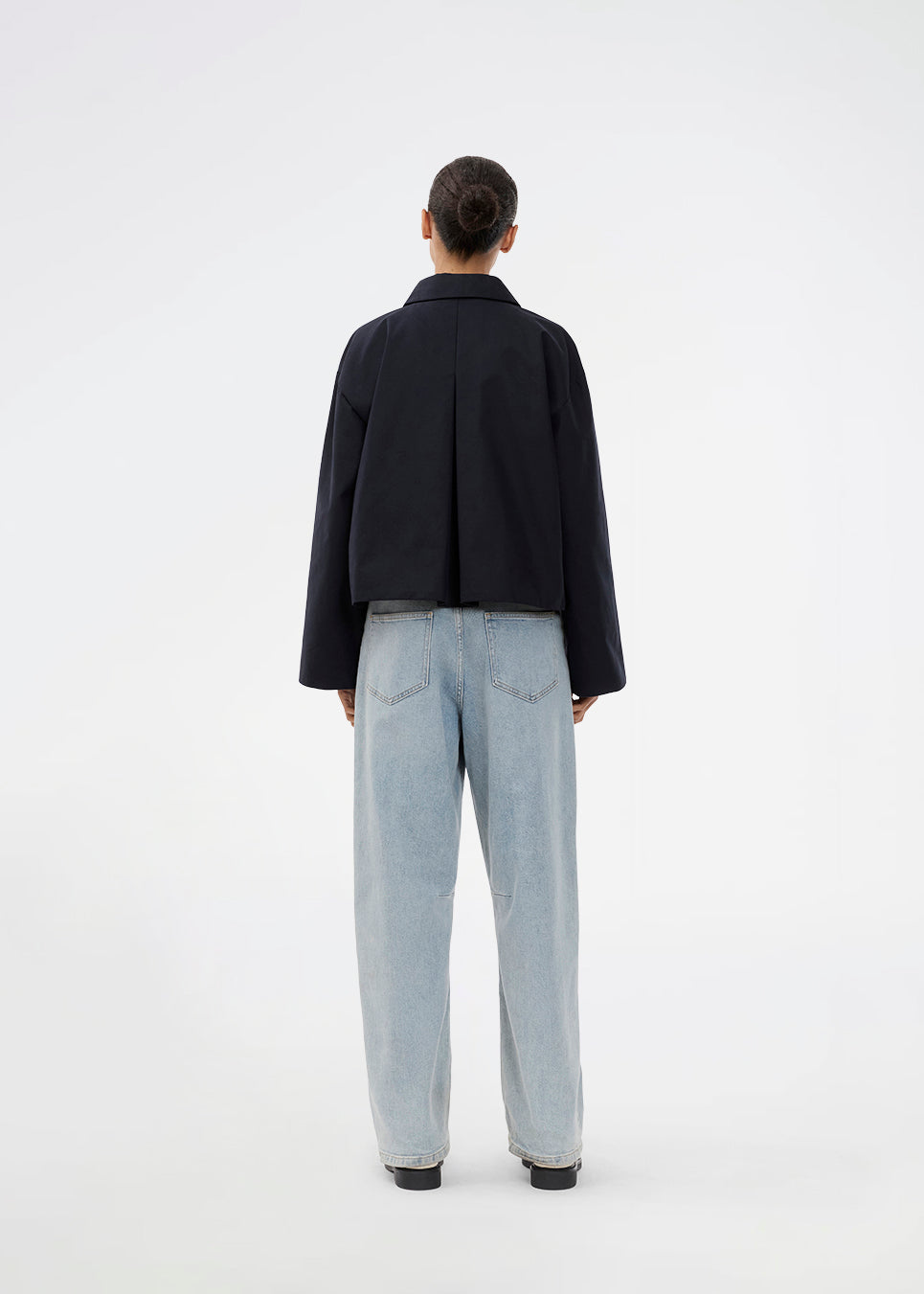 Short jacket in navy with wide sleeves and cool details. The UmutMD Jacket features a sharp shirt collar, side pockets, and a silver zip closure that adds a modern touch. The model is 175 cm and wears a size S/36.


Material:
61% Cotton
39% Nylon

Lining:
100% Polyester