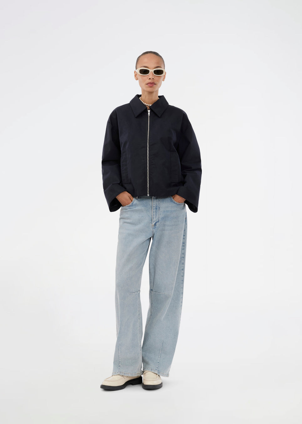 Short jacket in navy with wide sleeves and cool details. The UmutMD Jacket features a sharp shirt collar, side pockets, and a silver zip closure that adds a modern touch. The model is 175 cm and wears a size S/36.


Material:
61% Cotton
39% Nylon

Lining:
100% Polyester