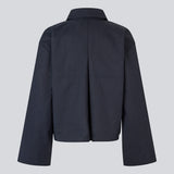 Short jacket in navy with wide sleeves and cool details. The UmutMD Jacket features a sharp shirt collar, side pockets, and a silver zip closure that adds a modern touch. The model is 175 cm and wears a size S/36.


Material:
61% Cotton
39% Nylon

Lining:
100% Polyester