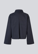 Short jacket in navy with wide sleeves and cool details. The UmutMD Jacket features a sharp shirt collar, side pockets, and a silver zip closure that adds a modern touch. The model is 175 cm and wears a size S/36.


Material:
61% Cotton
39% Nylon

Lining:
100% Polyester