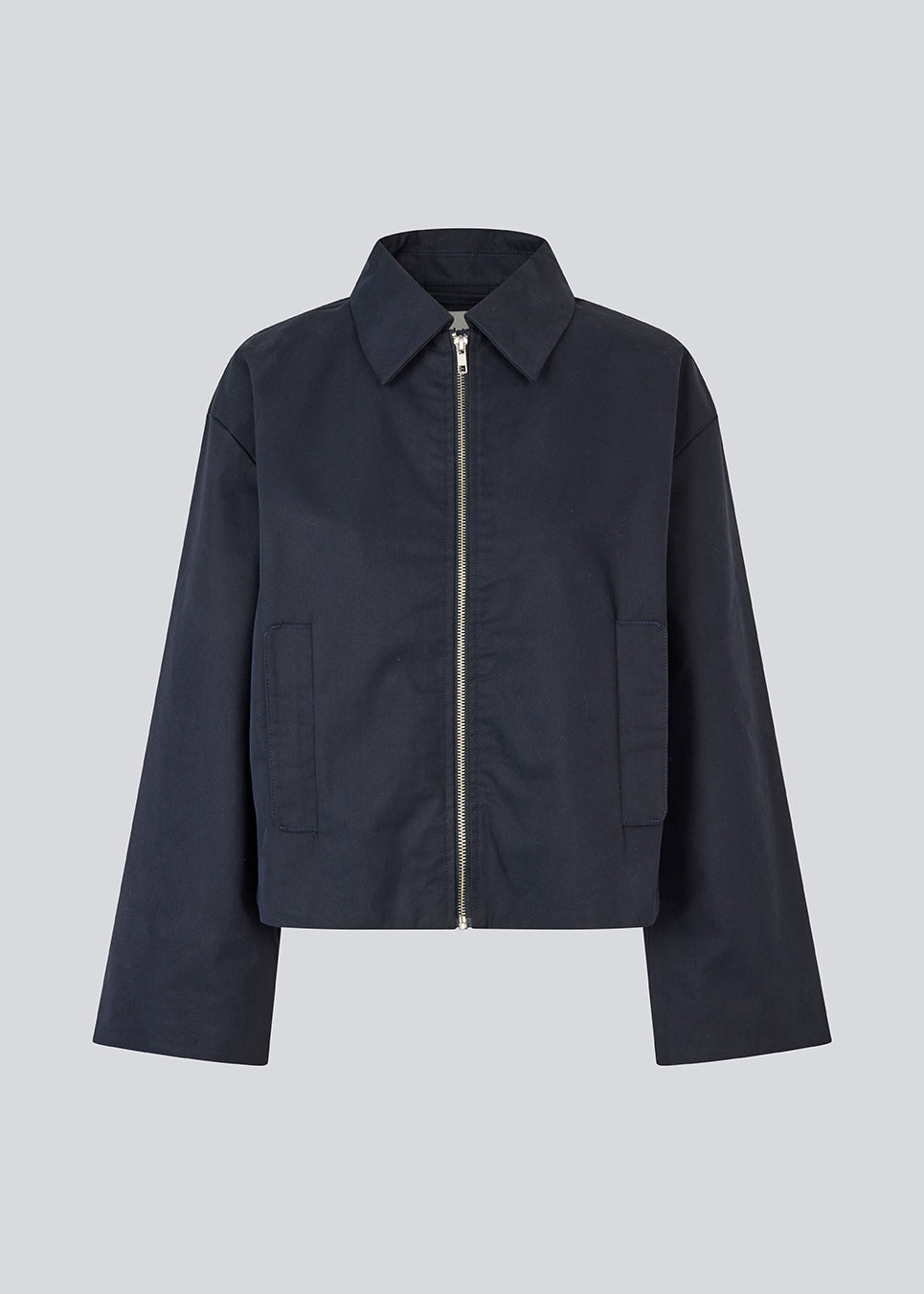Short jacket in navy with wide sleeves and cool details. The UmutMD Jacket features a sharp shirt collar, side pockets, and a silver zip closure that adds a modern touch. The model is 175 cm and wears a size S/36.


Material:
61% Cotton
39% Nylon

Lining:
100% Polyester
