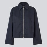 Short jacket in navy with wide sleeves and cool details. The UmutMD Jacket features a sharp shirt collar, side pockets, and a silver zip closure that adds a modern touch. The model is 175 cm and wears a size S/36.


Material:
61% Cotton
39% Nylon

Lining:
100% Polyester