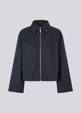 Short jacket in navy with wide sleeves and cool details. The UmutMD Jacket features a sharp shirt collar, side pockets, and a silver zip closure that adds a modern touch. The model is 175 cm and wears a size S/36.


Material:
61% Cotton
39% Nylon

Lining:
100% Polyester