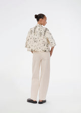 Beige barrel jeans with stitching details. The UnikaMD Jeans feature a relaxed fit with belt loops, a concealed zip fastening, a button, and classic front and back pockets – a cool take on everyday denim.&nbsp;