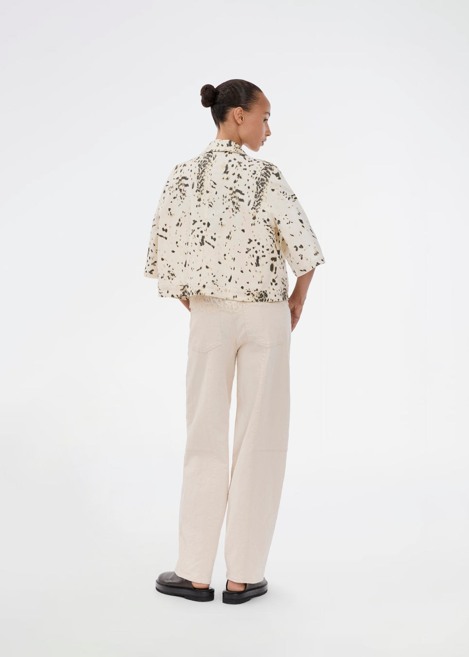 Beige barrel jeans with stitching details. The UnikaMD Jeans feature a relaxed fit with belt loops, a concealed zip fastening, a button, and classic front and back pockets – a cool take on everyday denim.&nbsp;