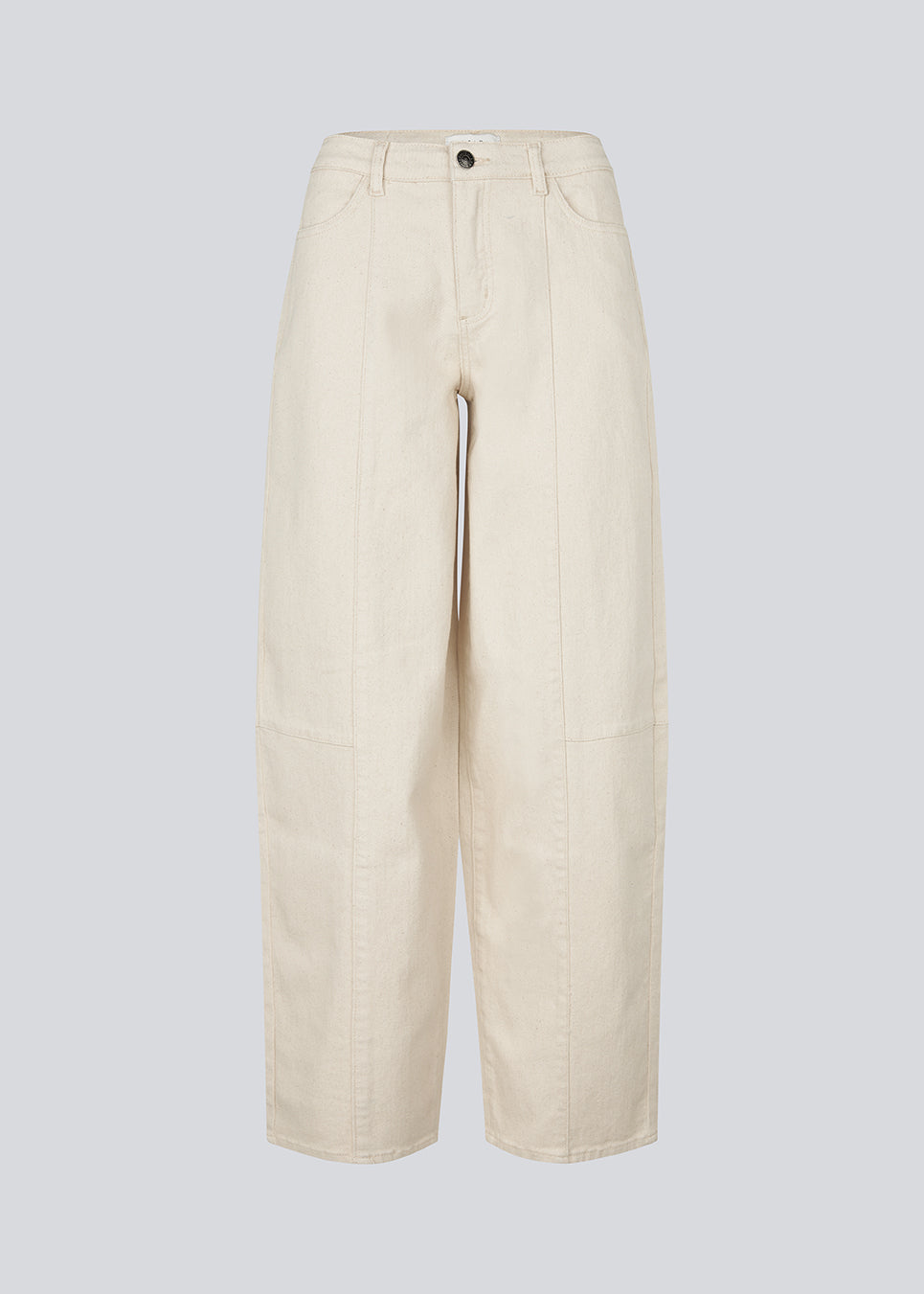 Beige barrel jeans with stitching details. The UnikaMD Jeans feature a relaxed fit with belt loops, a concealed zip fastening, a button, and classic front and back pockets – a cool take on everyday denim.&nbsp;