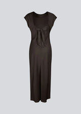 Elegant satin dress in brown made from 96% recycled polyester. The UnityMD Dress features short sleeves, an ankle-length silhouette, and beautiful draping at the waist that accentuates the figure. The deep back and tie detail add a feminine and sophisticated touch.

Material:
4% Elastane
96% Recycled Polyester