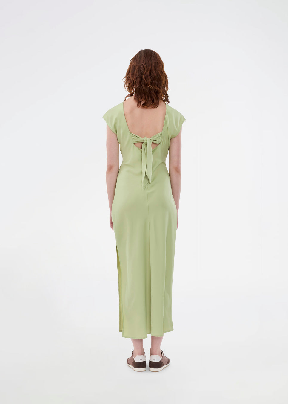 Elegant satin dress in green made from 96% recycled polyester. The UnityMD Dress features short sleeves, an ankle-length silhouette, and beautiful draping at the waist that accentuates the figure. The deep back and tie detail add a feminine and sophisticated touch. The model is 175 cm and wears a size S/36.


Material:
4% Elastane
96% Recycled Polyester