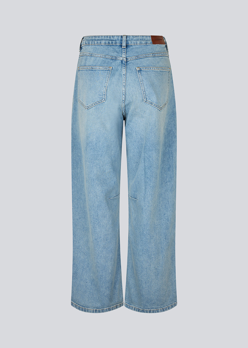 Loose high-waist jeans in an edgy blue wash. The UnjiMD Jeans are designed with delicate dart details and classic denim elements such as belt loops, zip and button closure, and front and back pockets. The model is 175 cm and wears a size S/36.

Material:
99% Cotton
1% Elastane