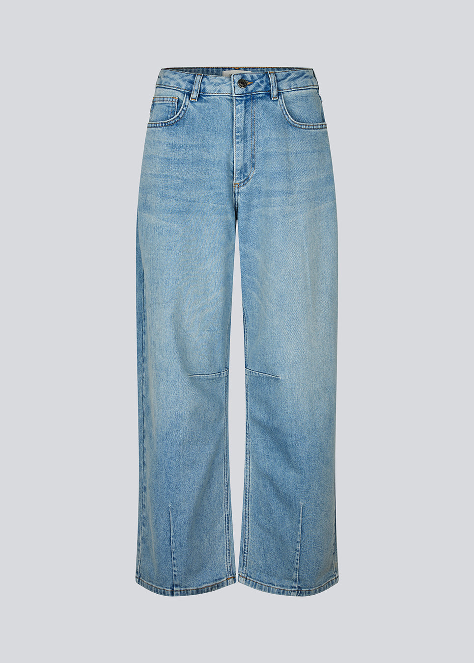 Loose high-waist jeans in an edgy blue wash. The UnjiMD Jeans are designed with delicate dart details and classic denim elements such as belt loops, zip and button closure, and front and back pockets. The model is 175 cm and wears a size S/36.

Material:
99% Cotton
1% Elastane