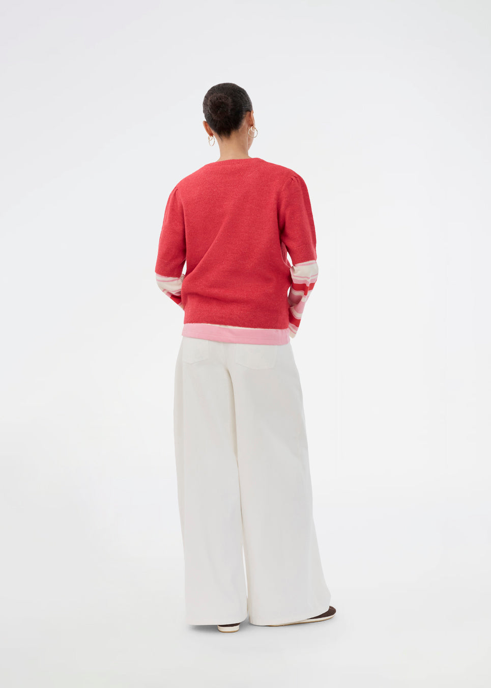 Striped long-sleeved T-shirt in red and pink. The UlvaMD Stripe LS T-shirt features a round neckline, a relaxed fit, and a discreet chest logo. A fresh and casual style with a timeless expression. The model is 175 cm and wears a size S/36.


Material:
52% Cotton
48% Polyester