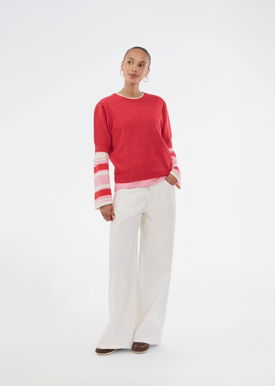 Striped long-sleeved T-shirt in red and pink. The UlvaMD Stripe LS T-shirt features a round neckline, a relaxed fit, and a discreet chest logo. A fresh and casual style with a timeless expression. The model is 175 cm and wears a size S/36.


Material:
52% Cotton
48% Polyester