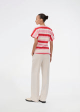 Fitted T-shirt with fresh red and pink stripes. The UrbanMD Stripe T-shirt features short sleeves, a round neckline, and delicate ruched stitching at the waist that accentuates the silhouette. A discreet chest logo completes the modern look. The model is 175 cm and wears a size S/36.

Material:
52% Cotton
48% Polyester
