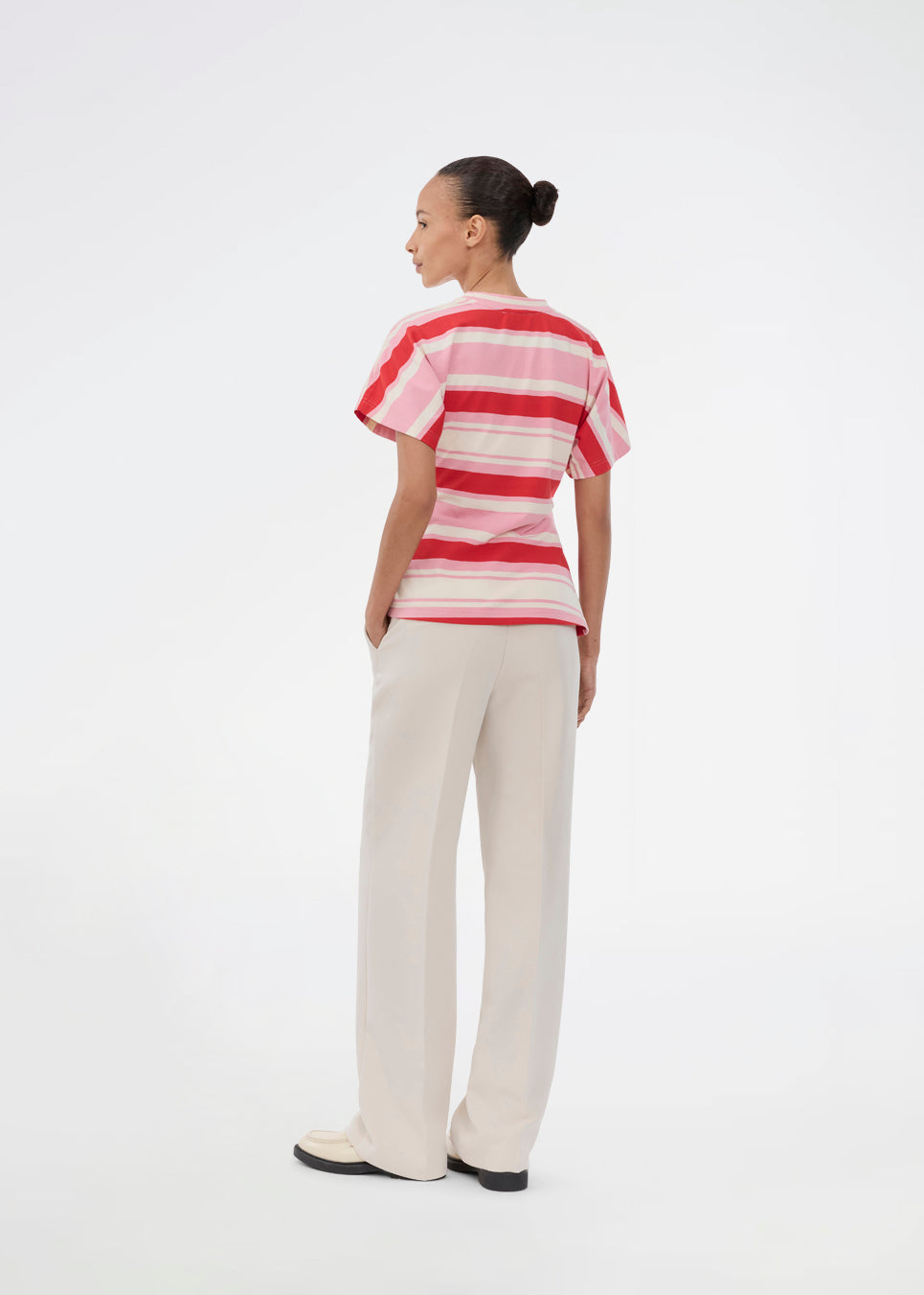 Fitted T-shirt with fresh red and pink stripes. The UrbanMD Stripe T-shirt features short sleeves, a round neckline, and delicate ruched stitching at the waist that accentuates the silhouette. A discreet chest logo completes the modern look. The model is 175 cm and wears a size S/36.

Material:
52% Cotton
48% Polyester
