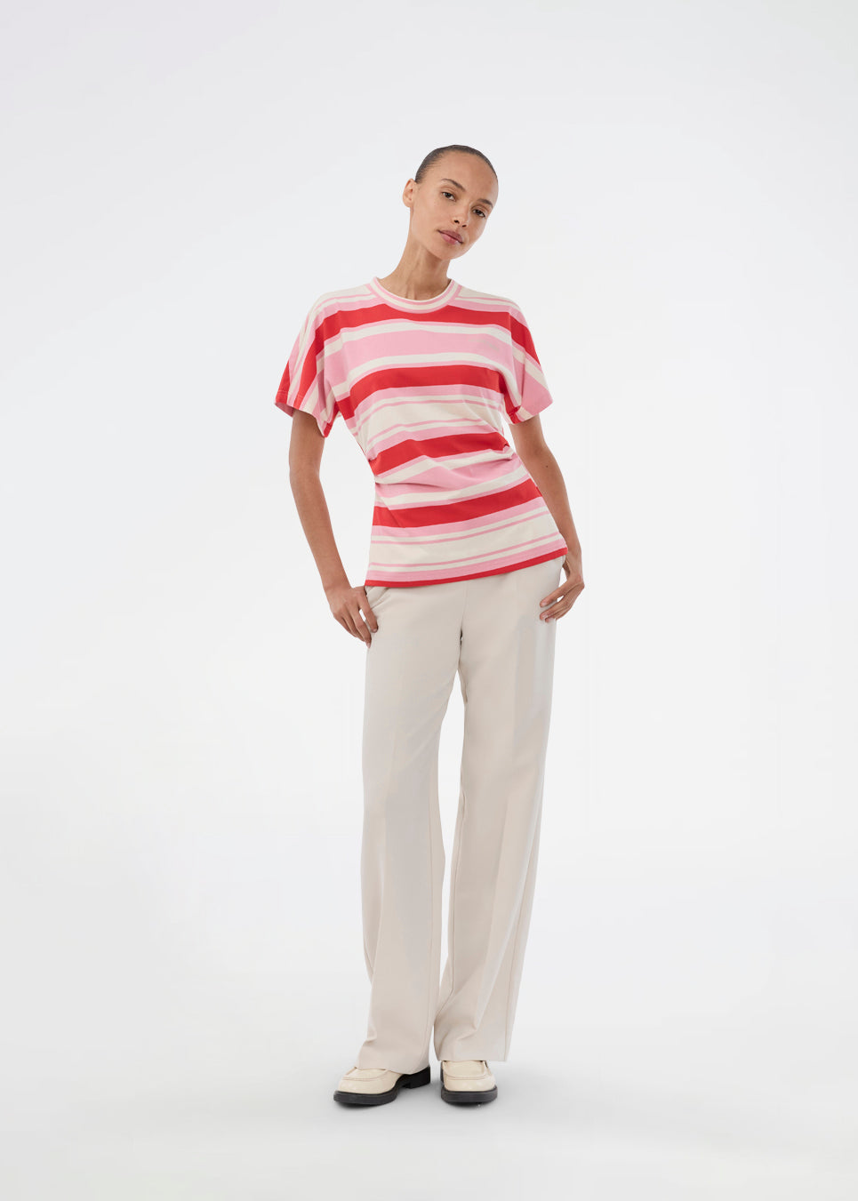 Fitted T-shirt with fresh red and pink stripes. The UrbanMD Stripe T-shirt features short sleeves, a round neckline, and delicate ruched stitching at the waist that accentuates the silhouette. A discreet chest logo completes the modern look. The model is 175 cm and wears a size S/36.

Material:
52% Cotton
48% Polyester