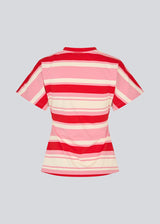Fitted T-shirt with fresh red and pink stripes. The UrbanMD Stripe T-shirt features short sleeves, a round neckline, and delicate ruched stitching at the waist that accentuates the silhouette. A discreet chest logo completes the modern look. The model is 175 cm and wears a size S/36.

Material:
52% Cotton
48% Polyester