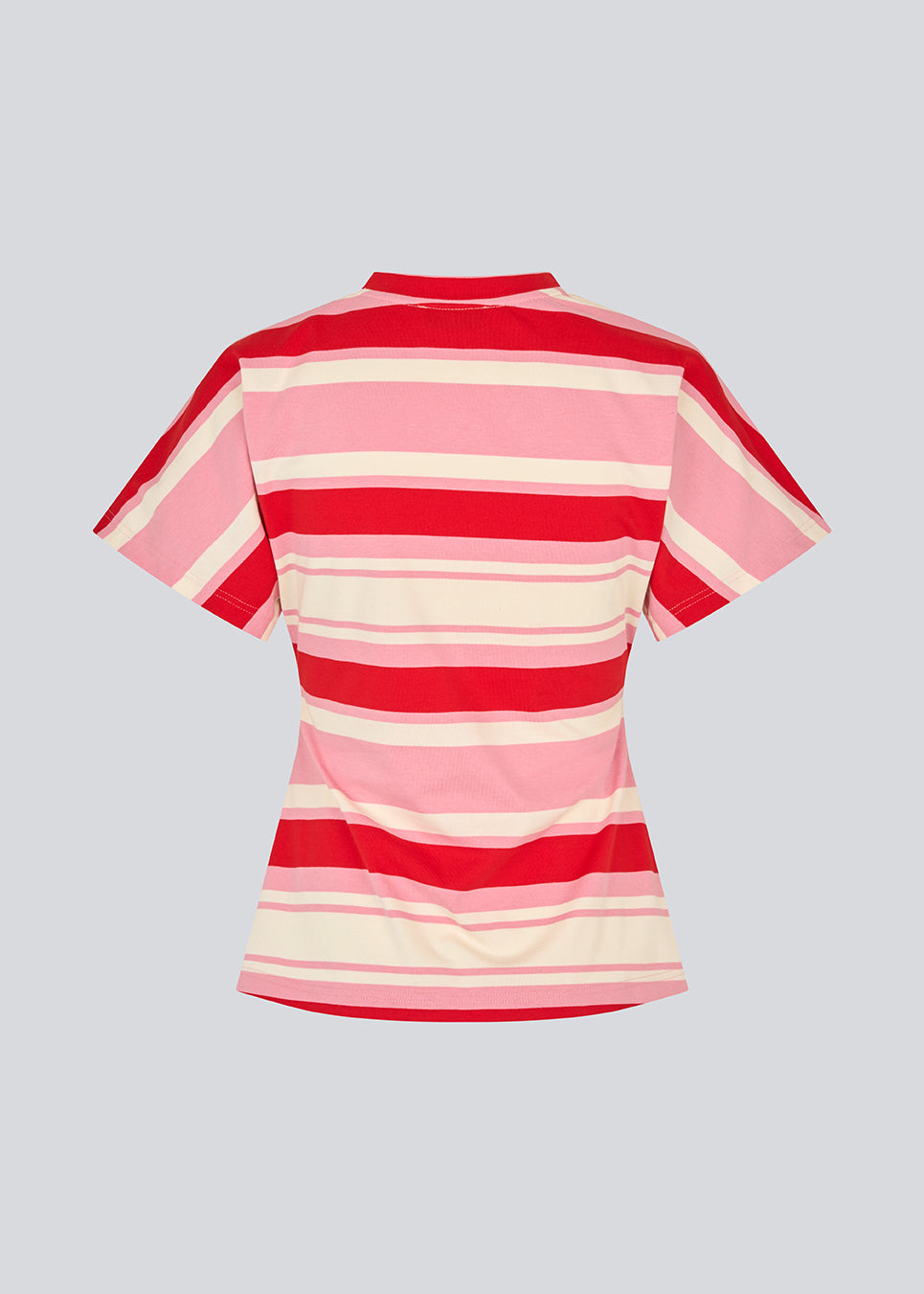 Fitted T-shirt with fresh red and pink stripes. The UrbanMD Stripe T-shirt features short sleeves, a round neckline, and delicate ruched stitching at the waist that accentuates the silhouette. A discreet chest logo completes the modern look. The model is 175 cm and wears a size S/36.

Material:
52% Cotton
48% Polyester