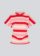 Fitted T-shirt with fresh red and pink stripes. The UrbanMD Stripe T-shirt features short sleeves, a round neckline, and delicate ruched stitching at the waist that accentuates the silhouette. A discreet chest logo completes the modern look. The model is 175 cm and wears a size S/36.

Material:
52% Cotton
48% Polyester