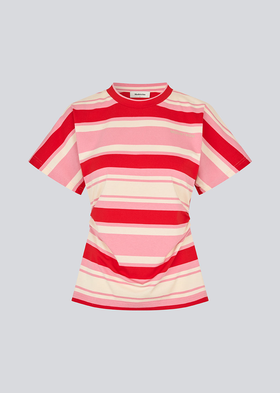 Fitted T-shirt with fresh red and pink stripes. The UrbanMD Stripe T-shirt features short sleeves, a round neckline, and delicate ruched stitching at the waist that accentuates the silhouette. A discreet chest logo completes the modern look. The model is 175 cm and wears a size S/36.

Material:
52% Cotton
48% Polyester