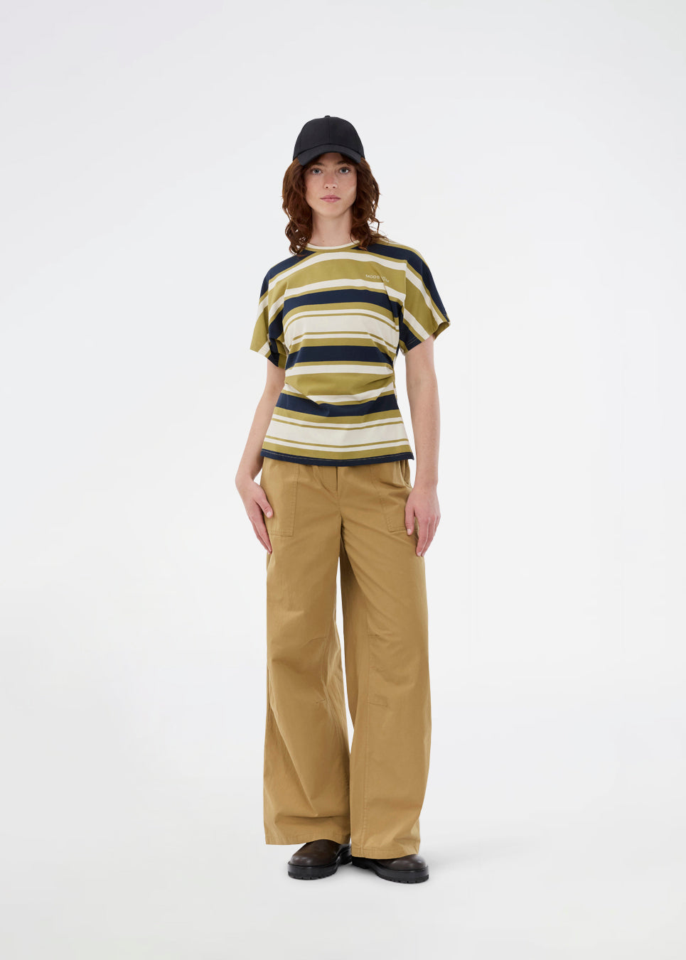 Fitted T-shirt with fresh green stripes. The UrbanMD Stripe T-shirt features short sleeves, a round neckline, and delicate ruched stitching at the waist that accentuates the silhouette. A discreet chest logo completes the modern look. The model is 175 cm and wears a size S/36.


Material:
52% Cotton
48% Polyester