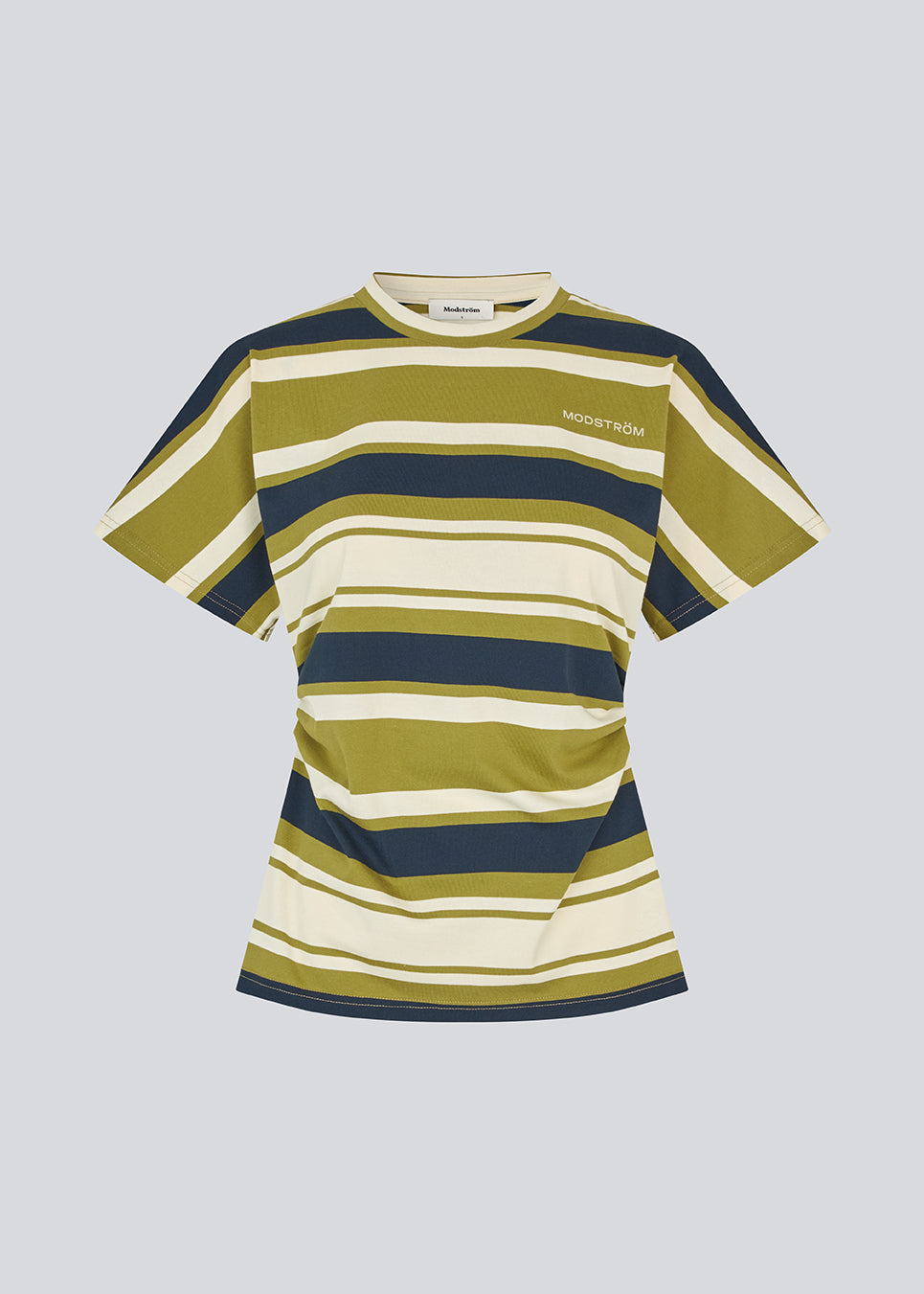 Fitted T-shirt with fresh green stripes. The UrbanMD Stripe T-shirt features short sleeves, a round neckline, and delicate ruched stitching at the waist that accentuates the silhouette. A discreet chest logo completes the modern look. The model is 175 cm and wears a size S/36.


Material:
52% Cotton
48% Polyester