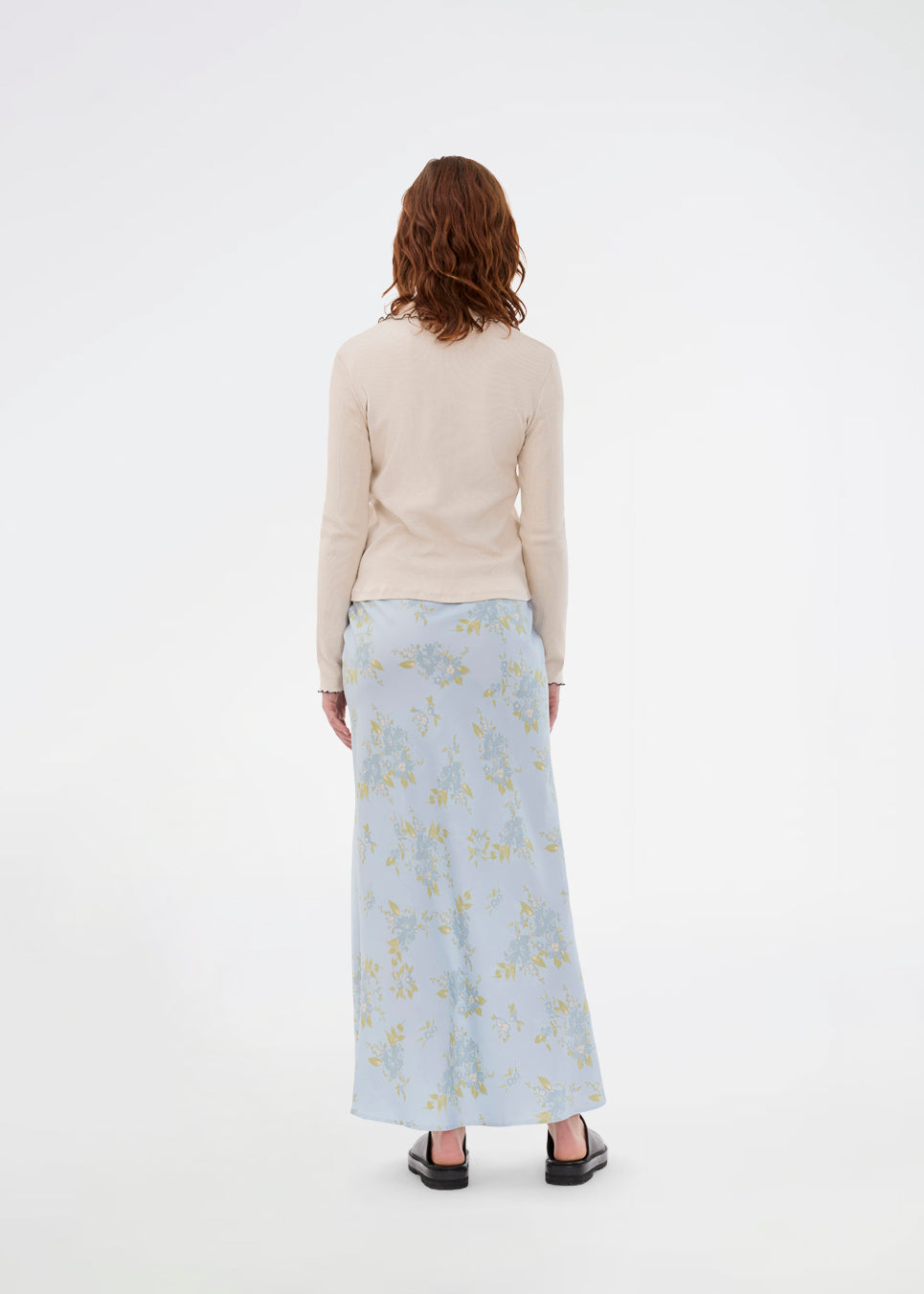 Elegant knitted blouse in beige with contrast stitching. The UrdMD LS Top is made from 100% organic cotton and features a collar, long sleeves, and button detailing. A timeless and feminine choice for any occasion. The model is 175 cm and wears a size S/36. 

Material:
95% Organic Cotton
5% Elastane