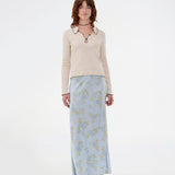 Elegant knitted blouse in beige with contrast stitching. The UrdMD LS Top is made from 100% organic cotton and features a collar, long sleeves, and button detailing. A timeless and feminine choice for any occasion. The model is 175 cm and wears a size S/36. 

Material:
95% Organic Cotton
5% Elastane