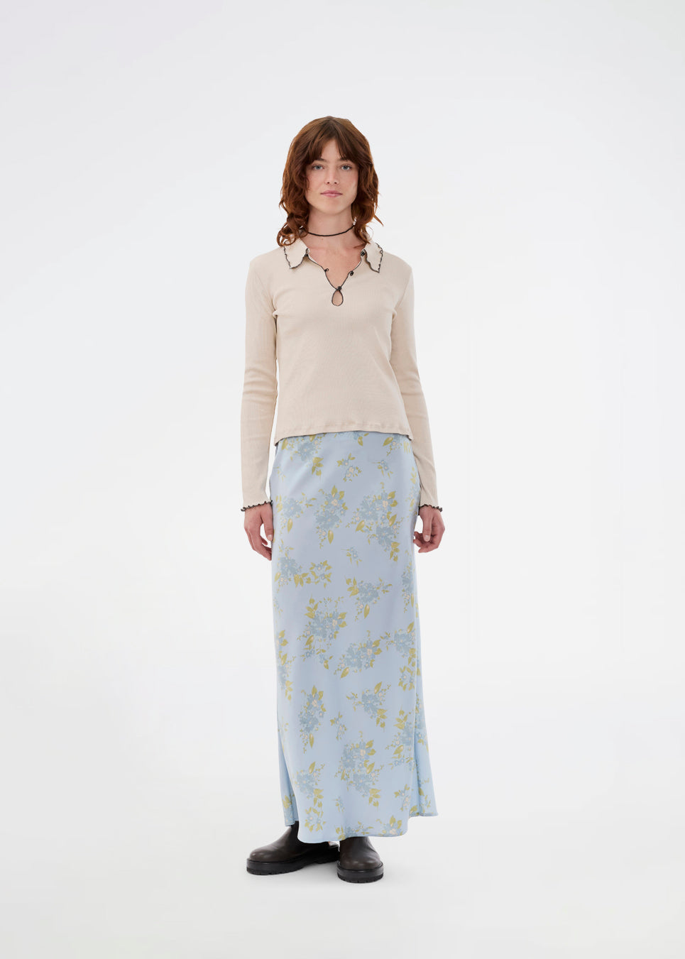 Elegant knitted blouse in beige with contrast stitching. The UrdMD LS Top is made from 100% organic cotton and features a collar, long sleeves, and button detailing. A timeless and feminine choice for any occasion. The model is 175 cm and wears a size S/36. 

Material:
95% Organic Cotton
5% Elastane