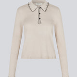 Elegant knitted blouse in beige with contrast stitching. The UrdMD LS Top is made from 100% organic cotton and features a collar, long sleeves, and button detailing. A timeless and feminine choice for any occasion. The model is 175 cm and wears a size S/36. 

Material:
95% Organic Cotton
5% Elastane