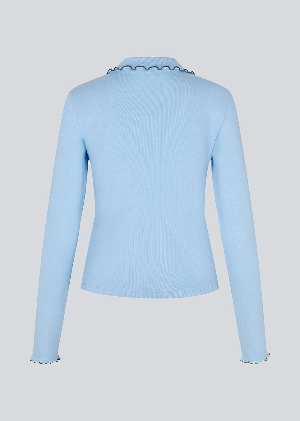 Elegant knitted blouse in light blue with contrast stitching. The UrdMD LS Top is made from 100% organic cotton and features a collar, long sleeves, and button detailing. A timeless and feminine choice for any occasion. The model is 175 cm and wears a size S/36.

Material:
95% Organic Cotton
5% Elastane