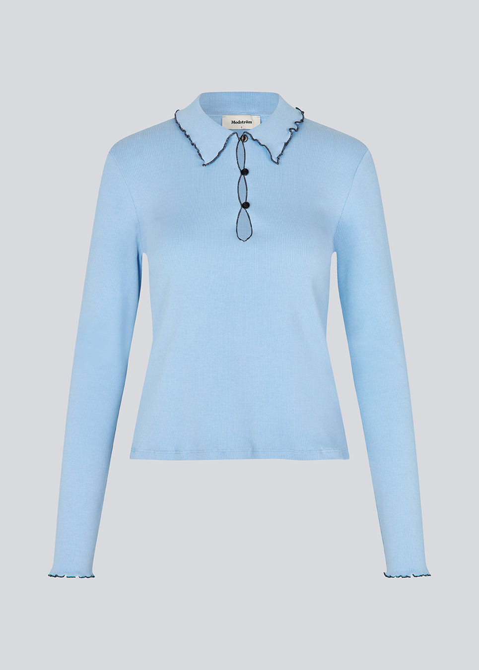 Elegant knitted blouse in light blue with contrast stitching. The UrdMD LS Top is made from 100% organic cotton and features a collar, long sleeves, and button detailing. A timeless and feminine choice for any occasion. The model is 175 cm and wears a size S/36.

Material:
95% Organic Cotton
5% Elastane