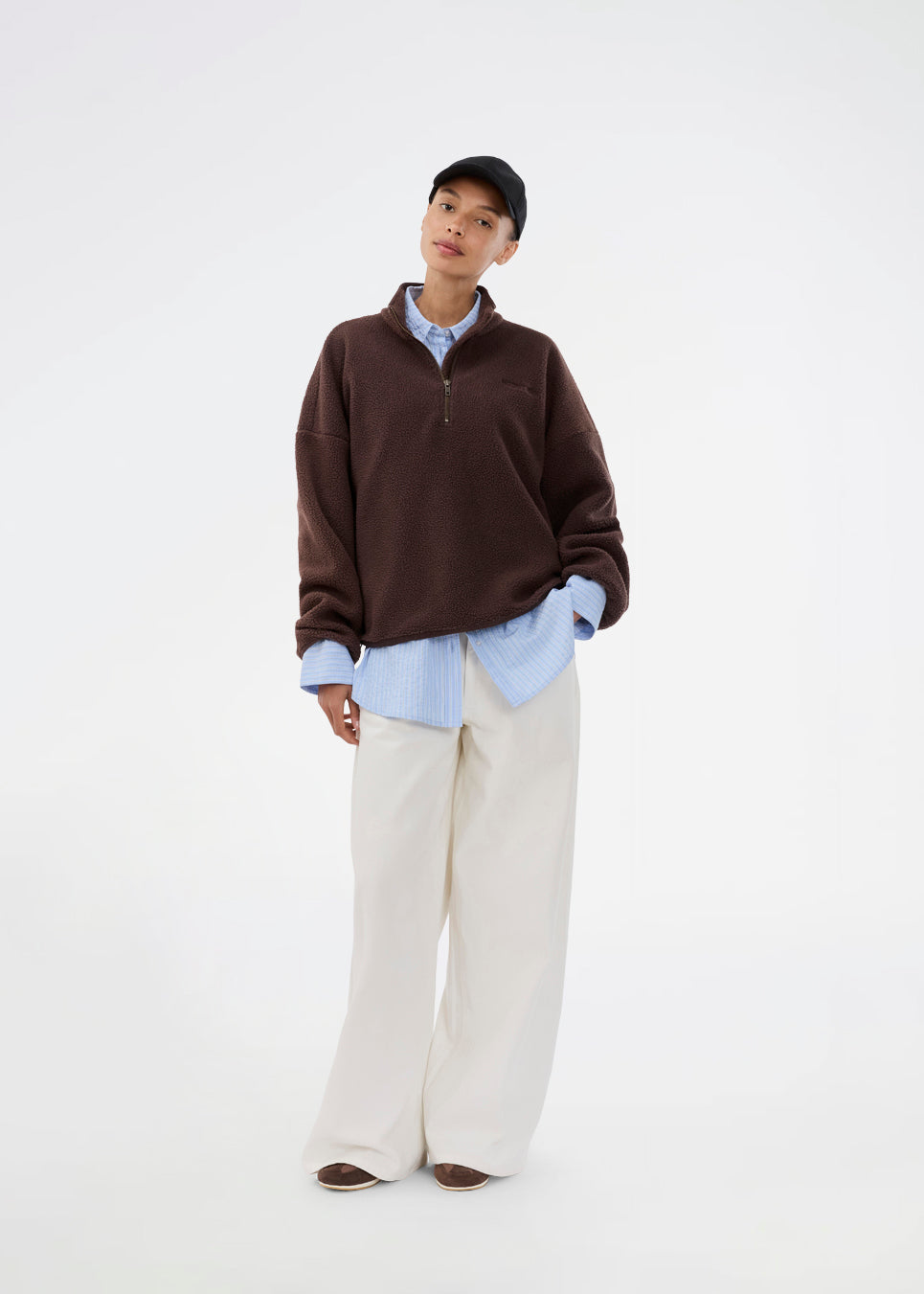 Soft fleece sweater in brown made from 100% recycled polyester. The UrielMD Fleece is designed with a high collar, half-zip closure, and a relaxed fit that creates a modern and effortless look. Perfect for chilly days and casual layering. The model is 175 cm and wears a size S/36.

Material:
100% Recycled Polyester