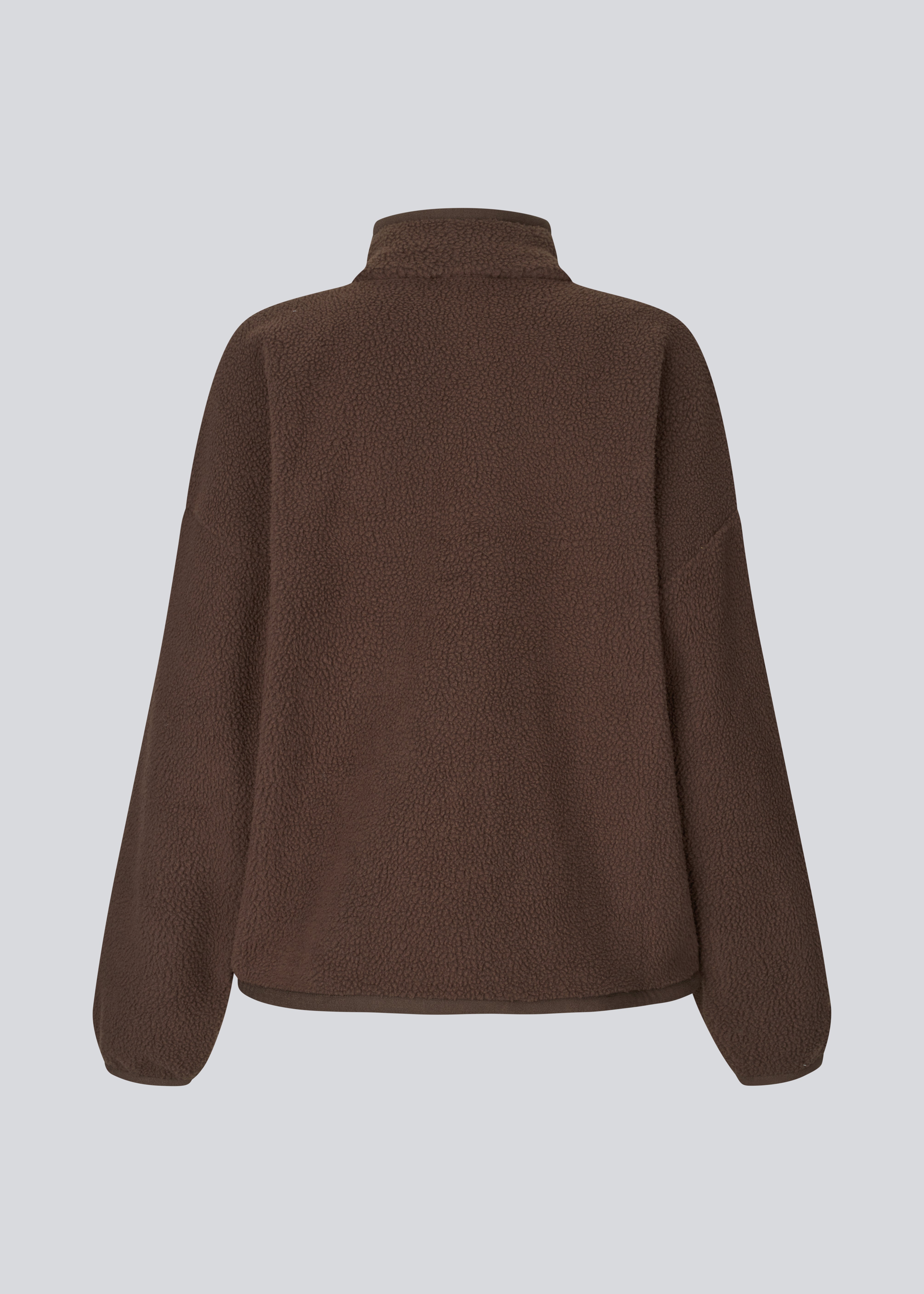 Soft fleece sweater in brown made from 100% recycled polyester. The UrielMD Fleece is designed with a high collar, half-zip closure, and a relaxed fit that creates a modern and effortless look. Perfect for chilly days and casual layering. The model is 175 cm and wears a size S/36.

Material:
100% Recycled Polyester