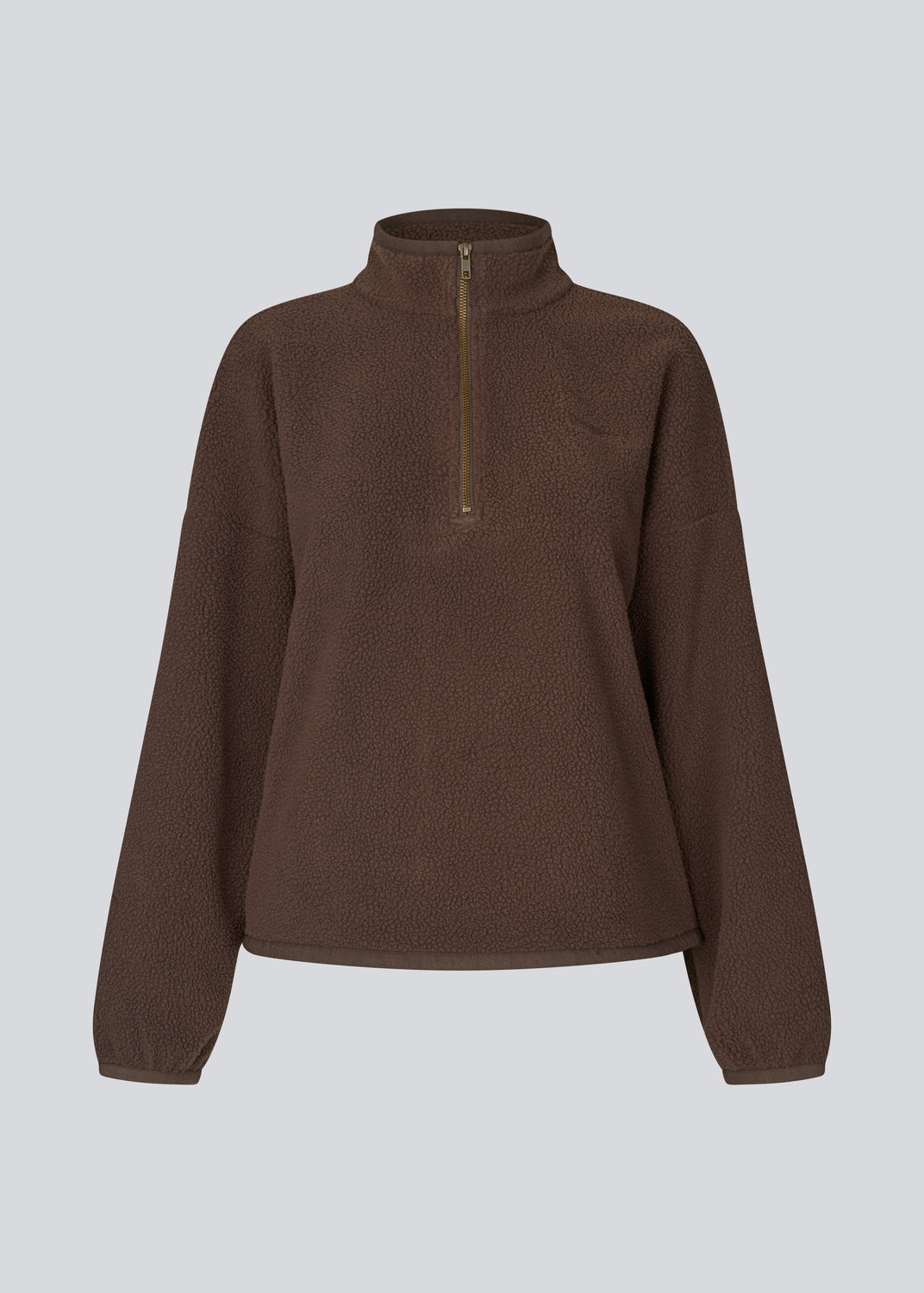 Soft fleece sweater in brown made from 100% recycled polyester. The UrielMD Fleece is designed with a high collar, half-zip closure, and a relaxed fit that creates a modern and effortless look. Perfect for chilly days and casual layering. The model is 175 cm and wears a size S/36.

Material:
100% Recycled Polyester
