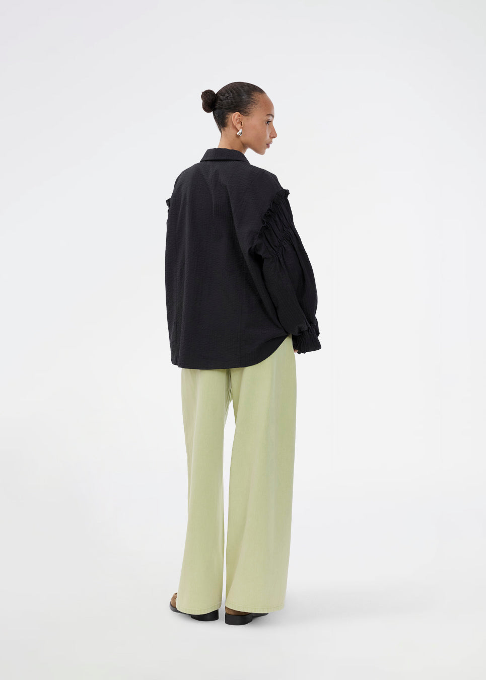 Feminine black shirt with smock and ruffle details. The UlfurMD Shirt features tonal stripes, a collar, button closure, and voluminous sleeves with smock and ruffles – an elegant and modern shirt that adds a sophisticated touch to both everyday and work looks. The model is 175 cm and wears a size S/36.


Material:
40% Cotton
60% Recycled Polyester
