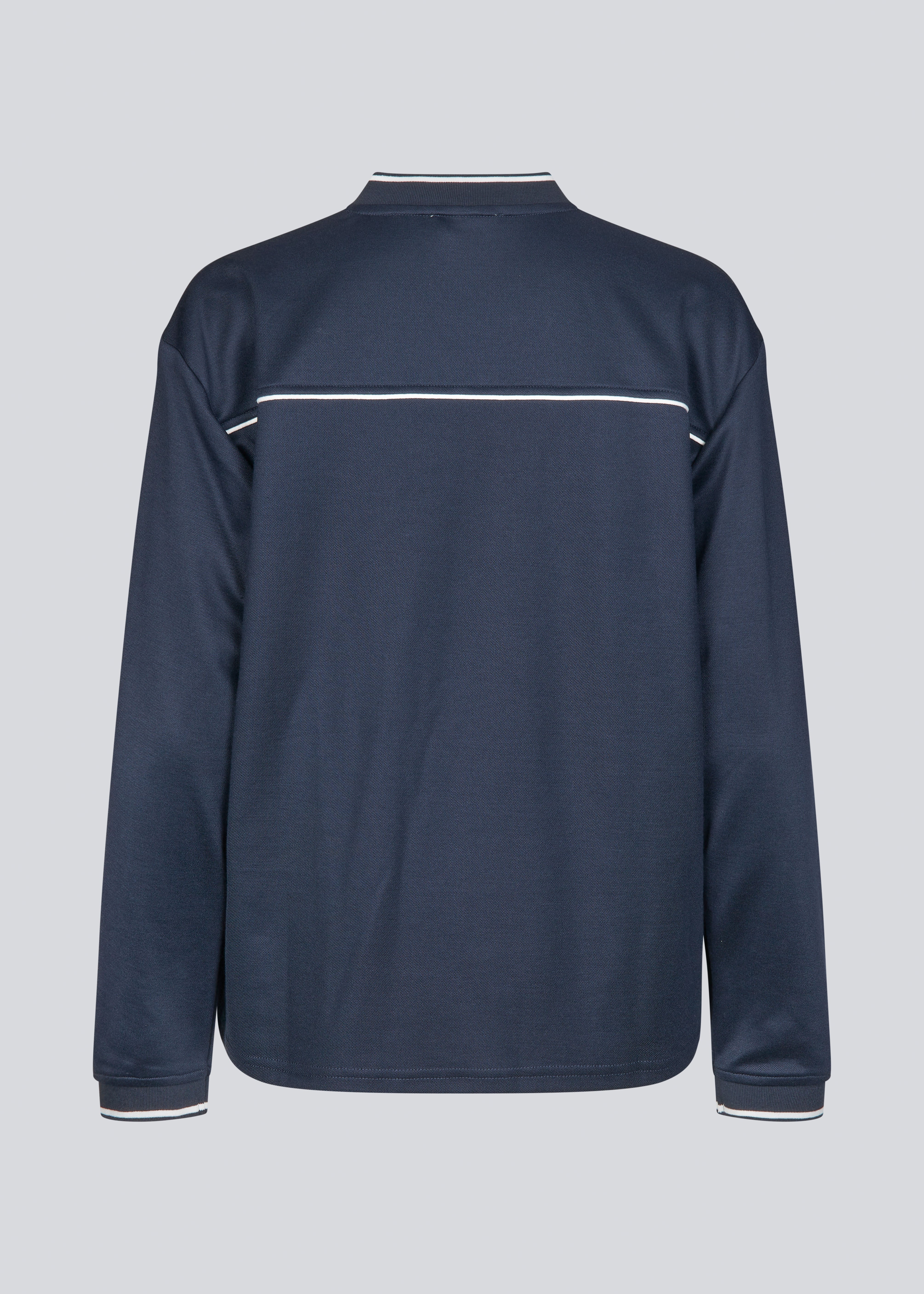 Tracksuit top in navy made from 100% recycled polyester. Utopiamd LS t-shirt has long sleeves, a v-neck with contrast details and a front logo.

Style the shirt with matching pants in the same color: Utopiamd Pants

Material:
50% Cotton
50% Polyester