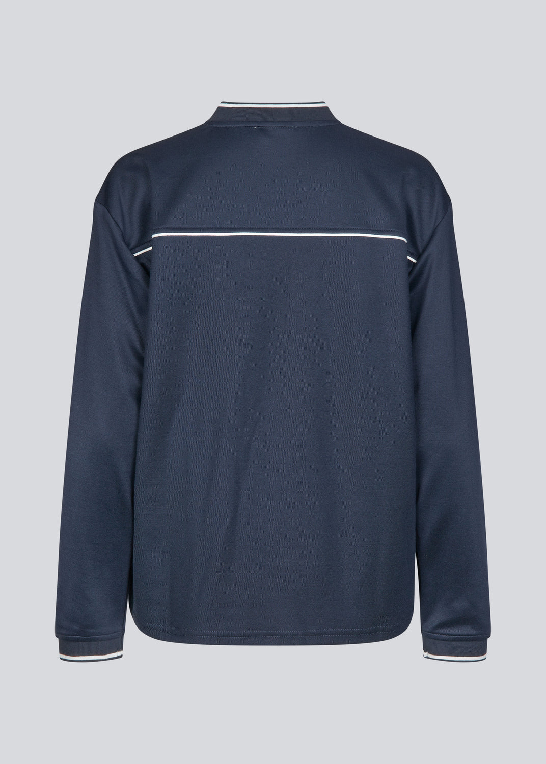 Tracksuit top in navy made from 100% recycled polyester. Utopiamd LS t-shirt has long sleeves, a v-neck with contrast details and a front logo.

Style the shirt with matching pants in the same color: Utopiamd Pants

Material:
50% Cotton
50% Polyester