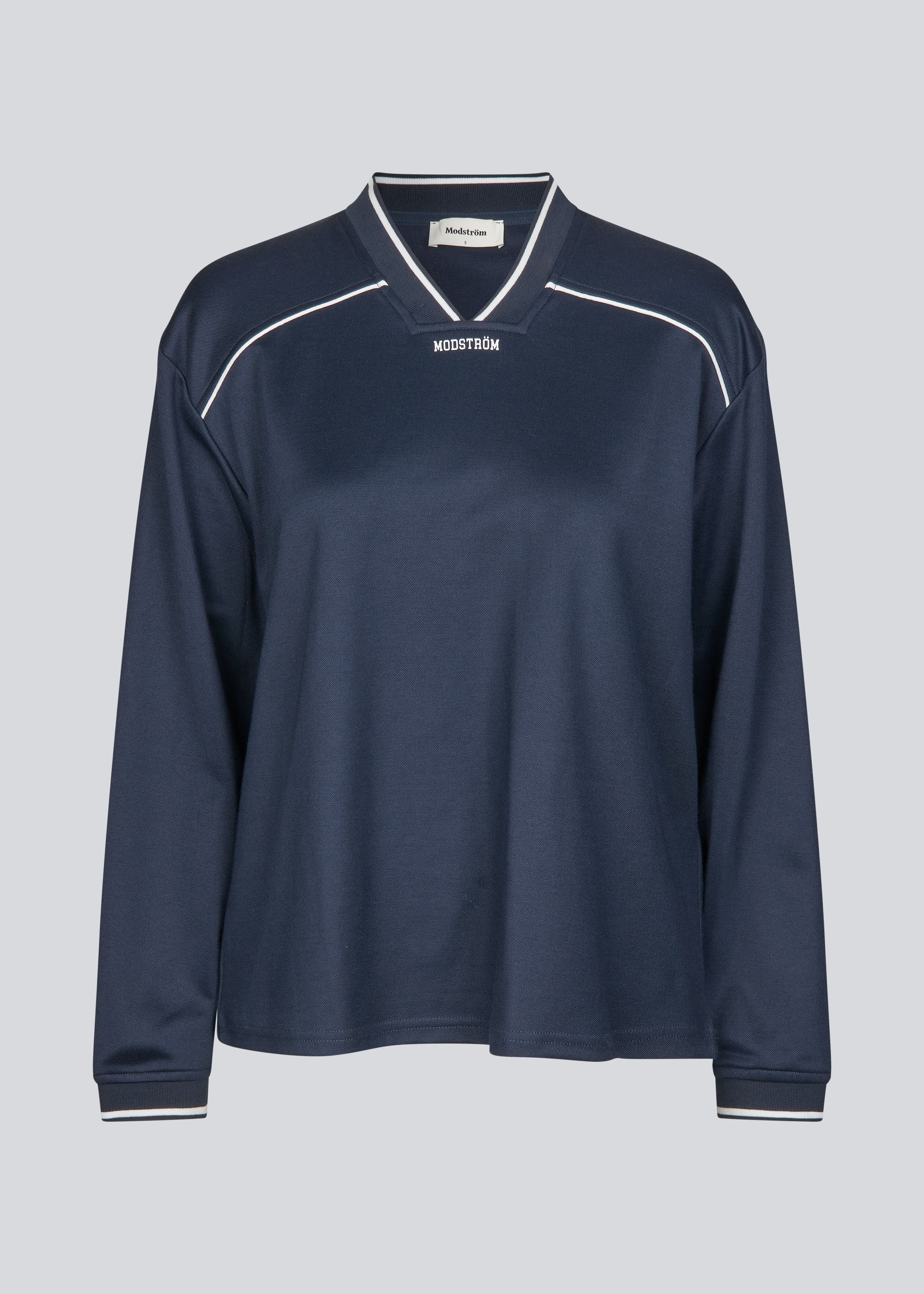 Tracksuit top in navy made from 100% recycled polyester. Utopiamd LS t-shirt has long sleeves, a v-neck with contrast details and a front logo.

Style the shirt with matching pants in the same color: Utopiamd Pants

Material:
50% Cotton
50% Polyester