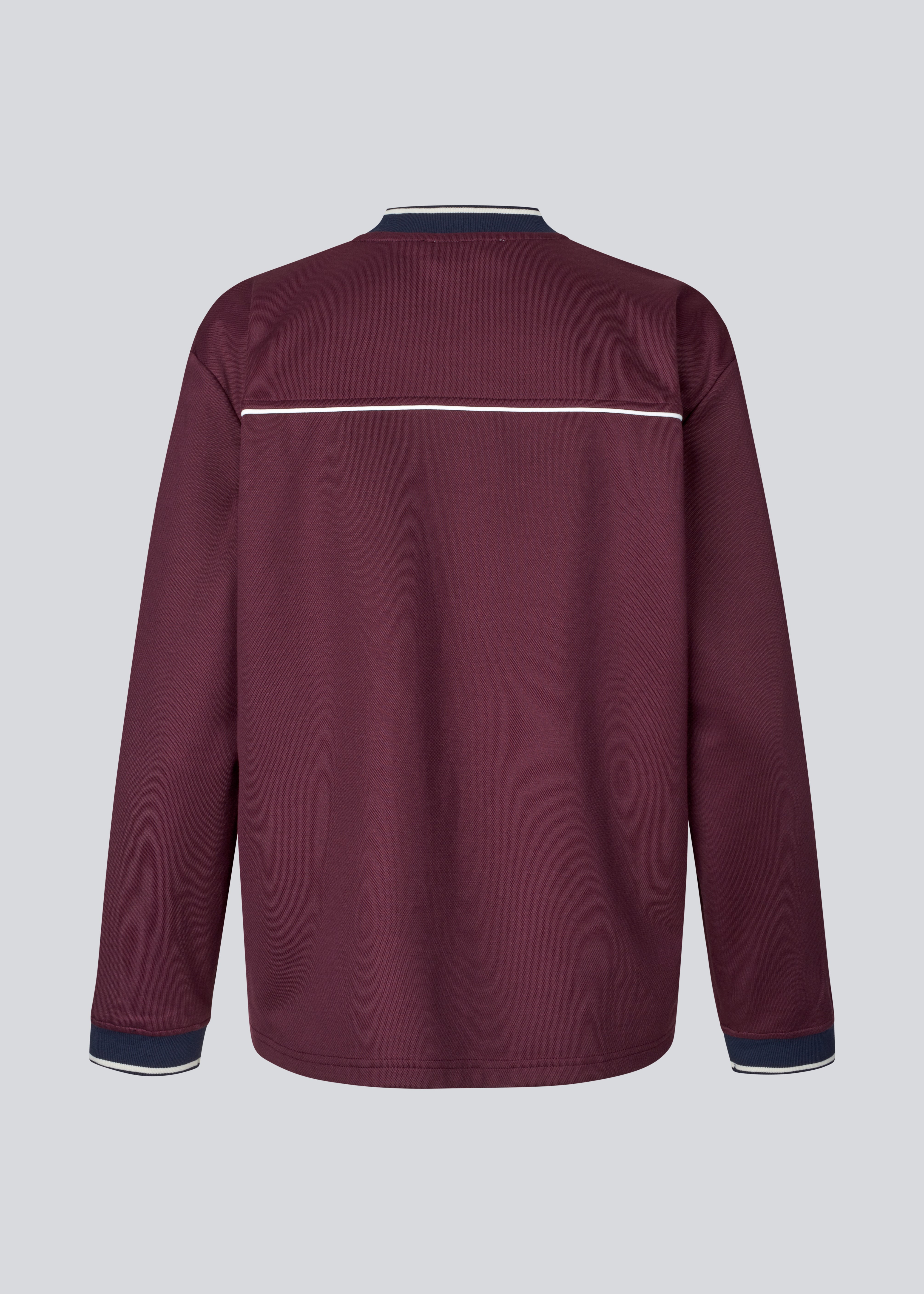 Dark red tracksuit top made from 100% recycled polyester. Utopiamd LS t-shirt has long sleeves, a v-neck with contrast details and a front logo.