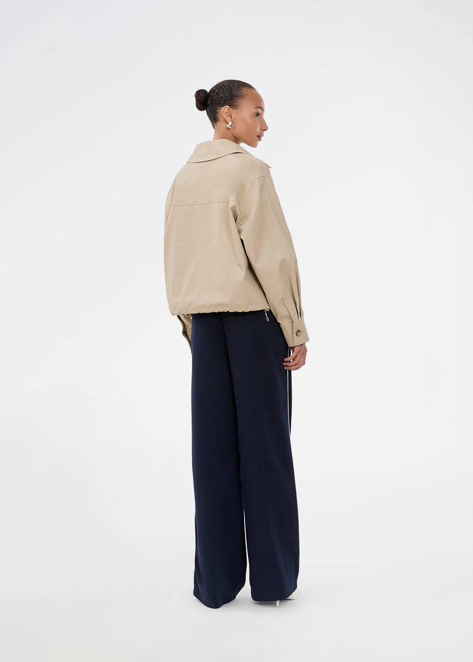 Tracksuitpants in navy blue with wide legs in 100% recycled polyester. Utopiamd pants has sidepockets, logo and an elastic waistband with tiebands. The model is 175 cm and wears a size S/36.

Material:
50% Cotton
50% Polyester