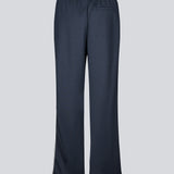 Tracksuitpants in navy blue with wide legs in 100% recycled polyester. Utopiamd pants has sidepockets, logo and an elastic waistband with tiebands. The model is 175 cm and wears a size S/36.

Material:
50% Cotton
50% Polyester