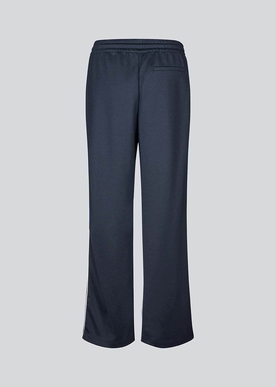 Tracksuitpants in navy blue with wide legs in 100% recycled polyester. Utopiamd pants has sidepockets, logo and an elastic waistband with tiebands. The model is 175 cm and wears a size S/36.

Material:
50% Cotton
50% Polyester
