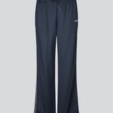 Tracksuitpants in navy blue with wide legs in 100% recycled polyester. Utopiamd pants has sidepockets, logo and an elastic waistband with tiebands. The model is 175 cm and wears a size S/36.

Material:
50% Cotton
50% Polyester