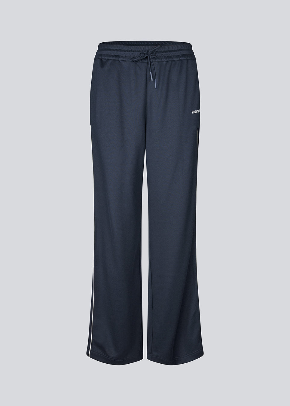 Tracksuitpants in navy blue with wide legs in 100% recycled polyester. Utopiamd pants has sidepockets, logo and an elastic waistband with tiebands. The model is 175 cm and wears a size S/36.

Material:
50% Cotton
50% Polyester