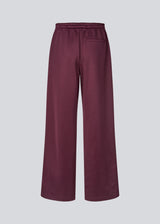 Dark red tracksuitpants with wide legs in 100% recycled polyester. Utopiamd pants has sidepockets, logo and an elastic waistband with tiebands.