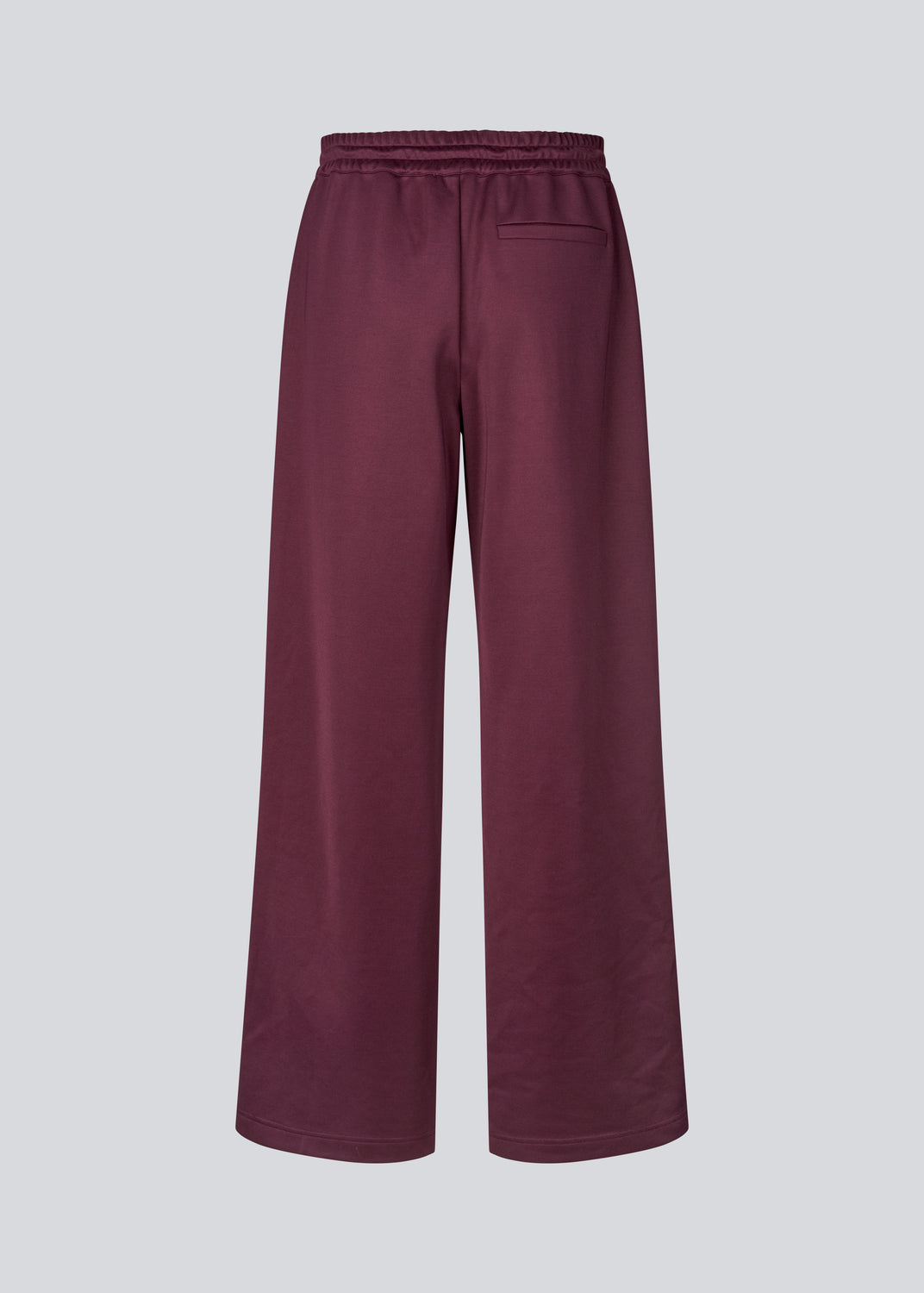 Dark red tracksuitpants with wide legs in 100% recycled polyester. Utopiamd pants has sidepockets, logo and an elastic waistband with tiebands.