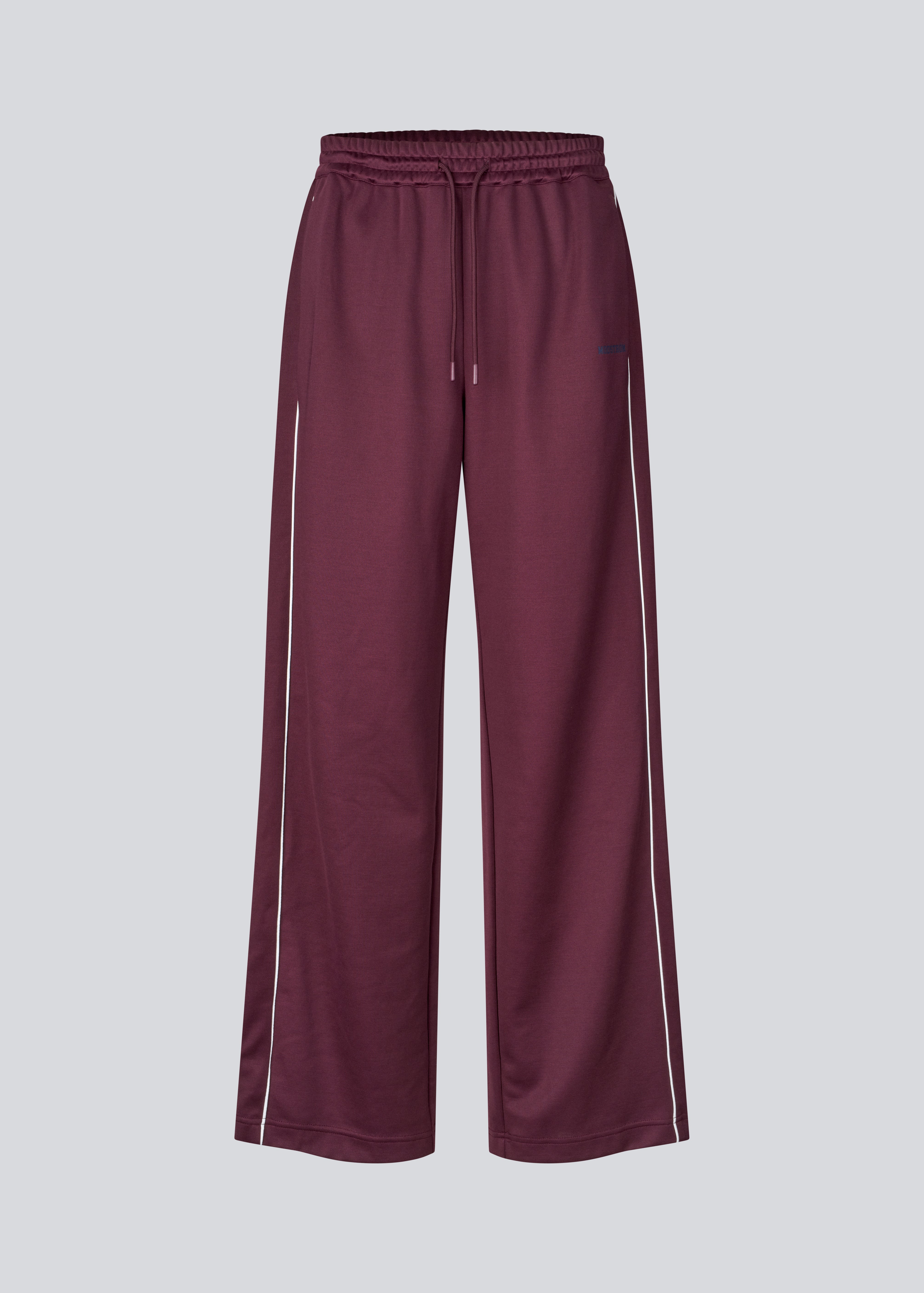Dark red tracksuitpants with wide legs in 100% recycled polyester. Utopiamd pants has sidepockets, logo and an elastic waistband with tiebands.