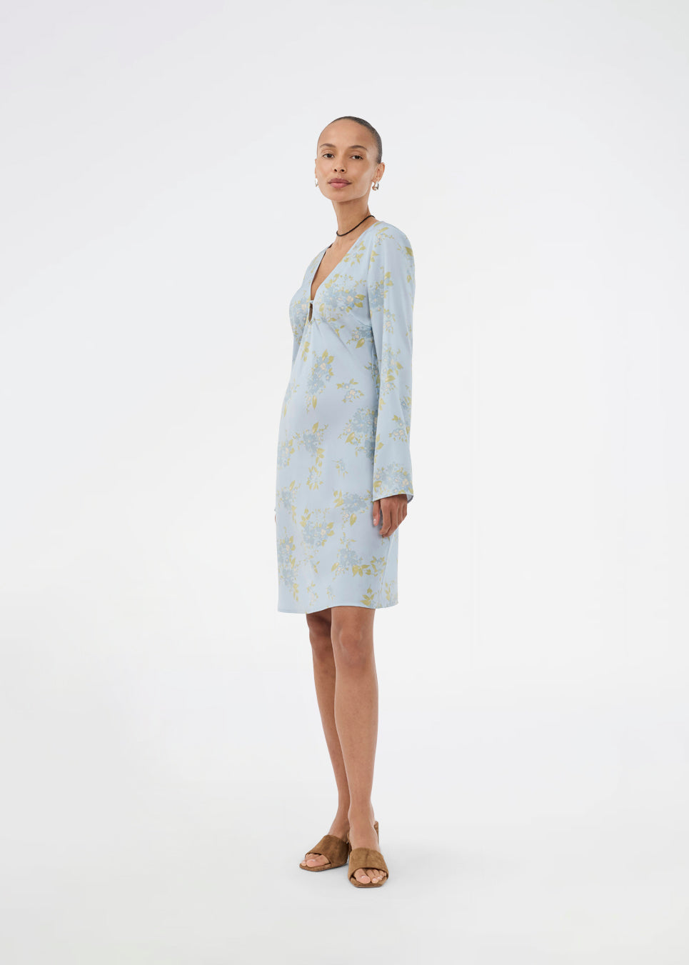 Beautiful and feminine dress with a romantic floral print. The lightweight fabric and flattering V-neckline create an elegant look, perfect for both everyday wear and special occasions. Made from 100% recycled polyester. The model is 175 cm and wears a size S/36.

Material:
100% Recycled Polyester