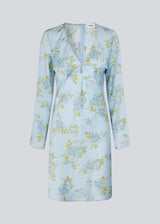 Beautiful and feminine dress with a romantic floral print. The lightweight fabric and flattering V-neckline create an elegant look, perfect for both everyday wear and special occasions. Made from 100% recycled polyester. The model is 175 cm and wears a size S/36.

Material:
100% Recycled Polyester