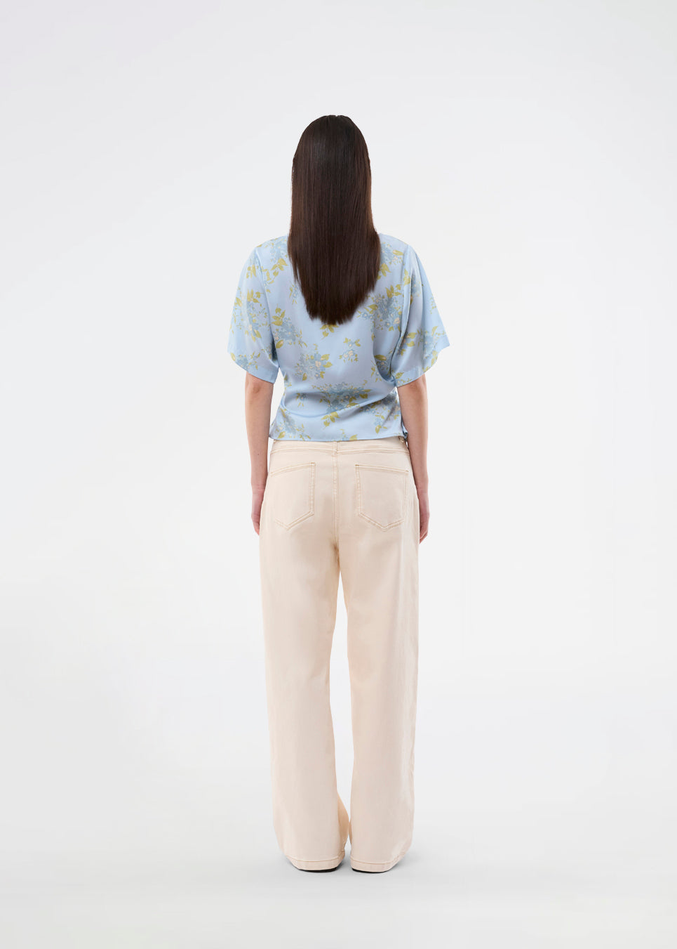 Light and feminine blouse in blue with a romantic floral print. The UttaMD SS Top is designed with short, wide sleeves and a relaxed fit for an elegant and effortless look. Made from 100% recycled polyester. The model is 175 cm and wears a size S/36.

Material:
100% Recycled Polyester